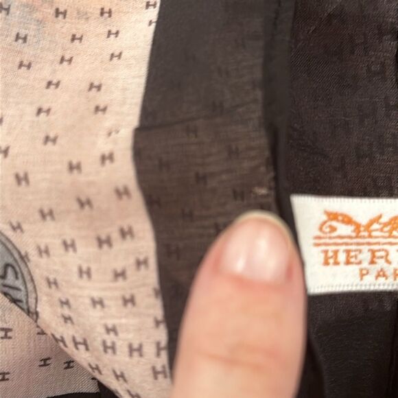 Vtg Hermes Cheval Mirage Design Shaw or Scarf Rose Poudre Noir Gris 100% silk - Picture 11 of 11